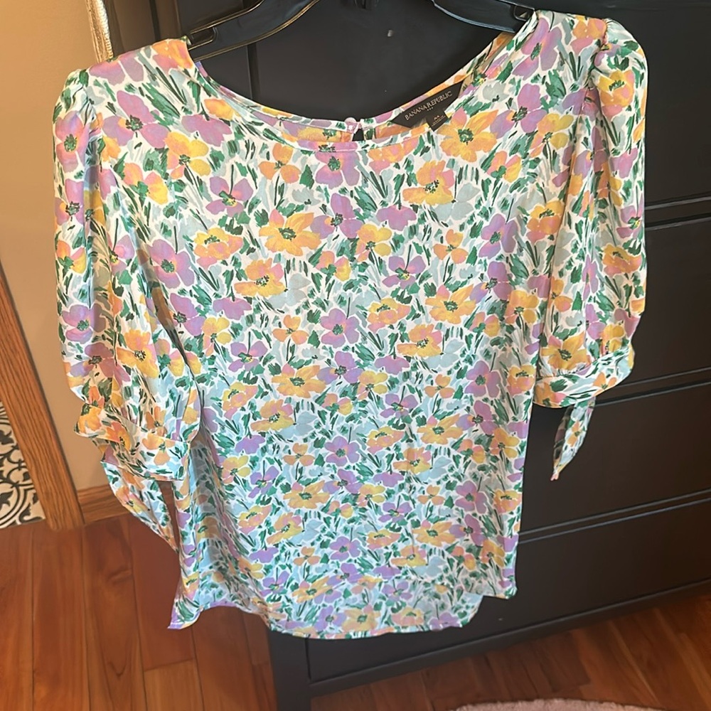 Gently worn women’s banana republic blouse; sz M